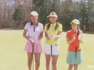 Sterczące azjatyckie nastolatka dziewczyny grać za gra z rozbieranie golf