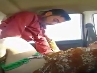 Buono cerca pakistano streetwalker succhia un peter in il auto