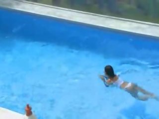 Bela mamalhuda diva sozinho em o piscina