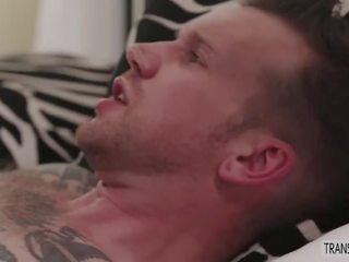 Татуювання транссексуаліст кейсі поцілунки trades buttfuck з її stepbro