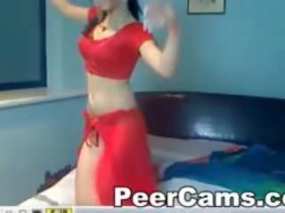 बेल्ली नर्तकी स्ट्रिप्स और masturbates पर उसकी वेब कॅम