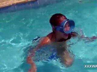 Exceptional ब्रुनेट कल्पना महिला कैंडी swims अंडरवॉटर
