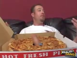 Milf med stor pupper gir en blowjob til en pizza leveranse adolescent
