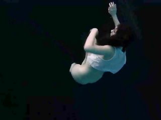 Zem ūdens plastiskās gymnastic