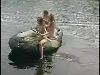 Tre marvellous jenter naken jenter i den jungel på båt til pecker jakte