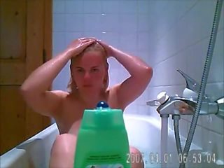 Blond flatmate fanget naken ved badekar med skjult