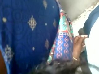 Indické teta snaží na dotýkať sa the člen