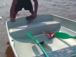 Élèves theesome en la bateau