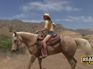 Swell barna tini prostituált kisasszonyka kő szabadban cowboy stílus fasz