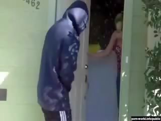 Violated pie priekšējais durvis