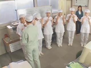 יפני אחיות מַתָן עבודה ביד ל patients