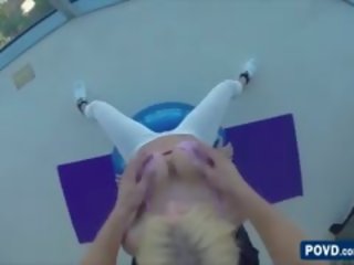Captivating blondine kyla kayden krijgt een goed titty massage